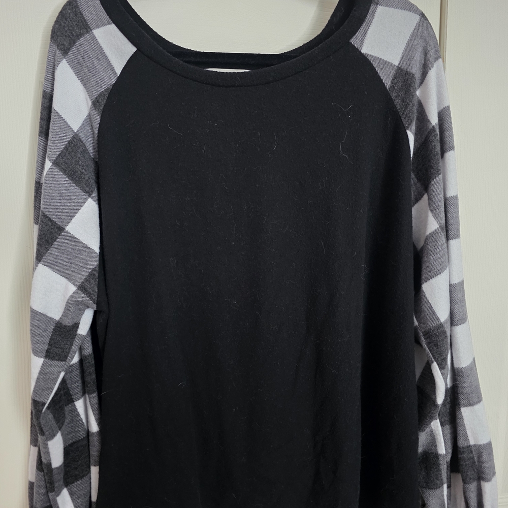 Chic Soul Black and Plaid Sleeve Sweatshirt